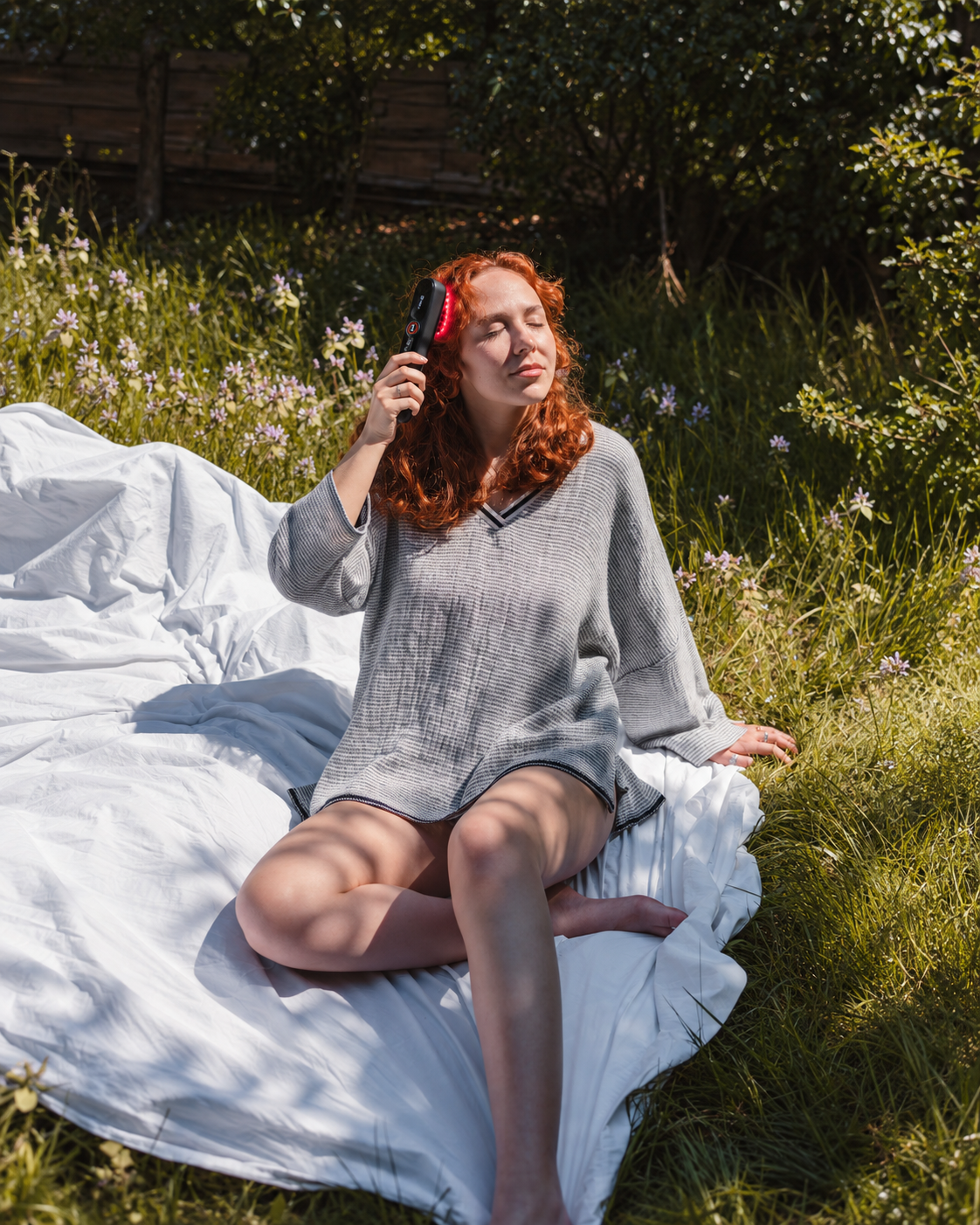 Scalp-massage pause outdoors